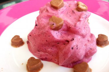Ovocná pěna plná proteinu s jogurtovými dropsy