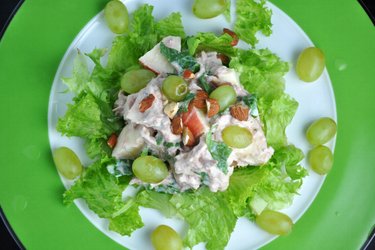 Tuňákový zeleninovo-ovocný salát