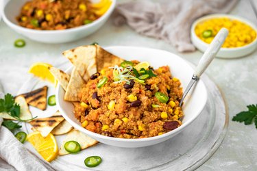 Veganské "chilli con carne" s quinoou a sladkou bramborou